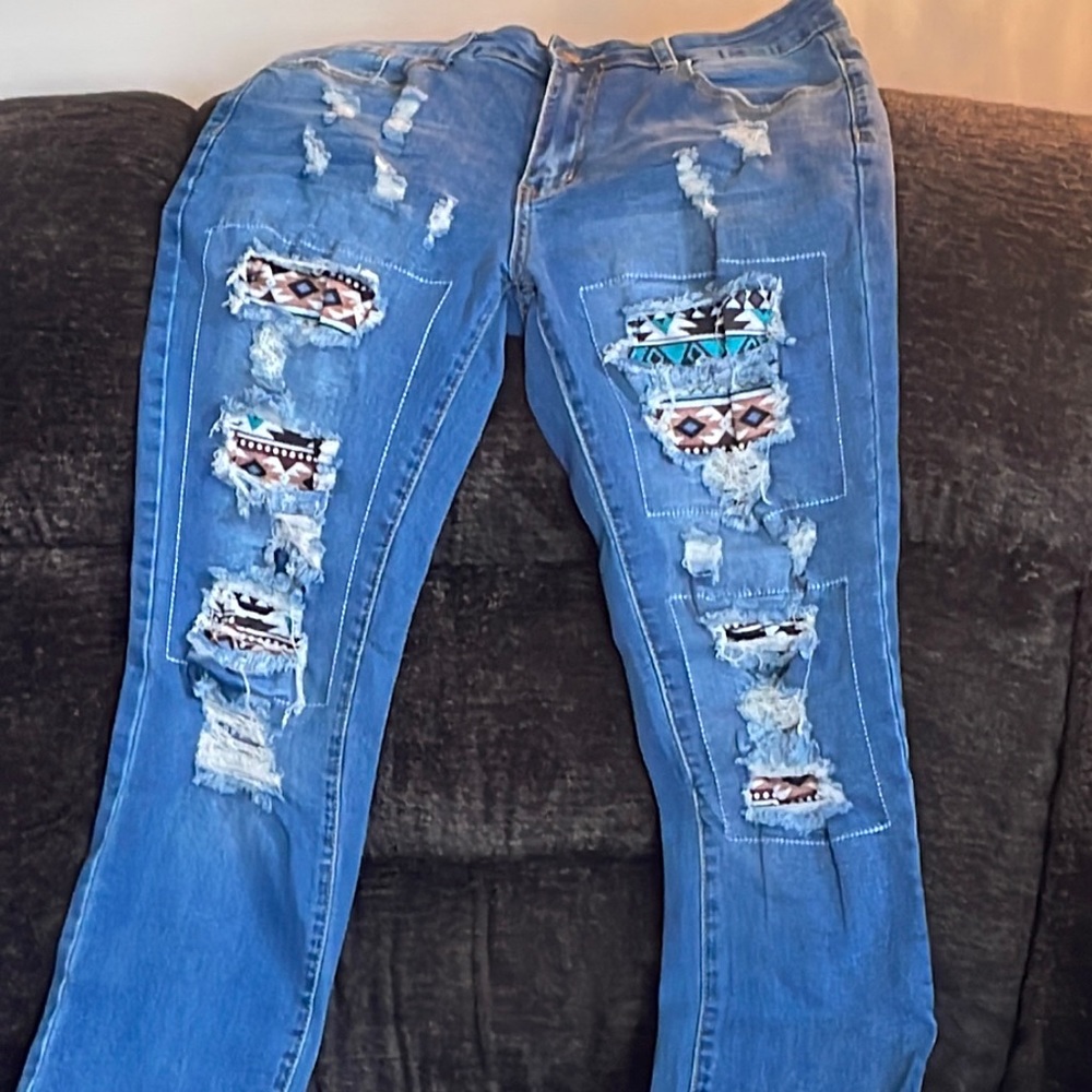 EUC ~Woman’s Distressed Size Small 5 Pocket/Zippered Closure Denim Jeans